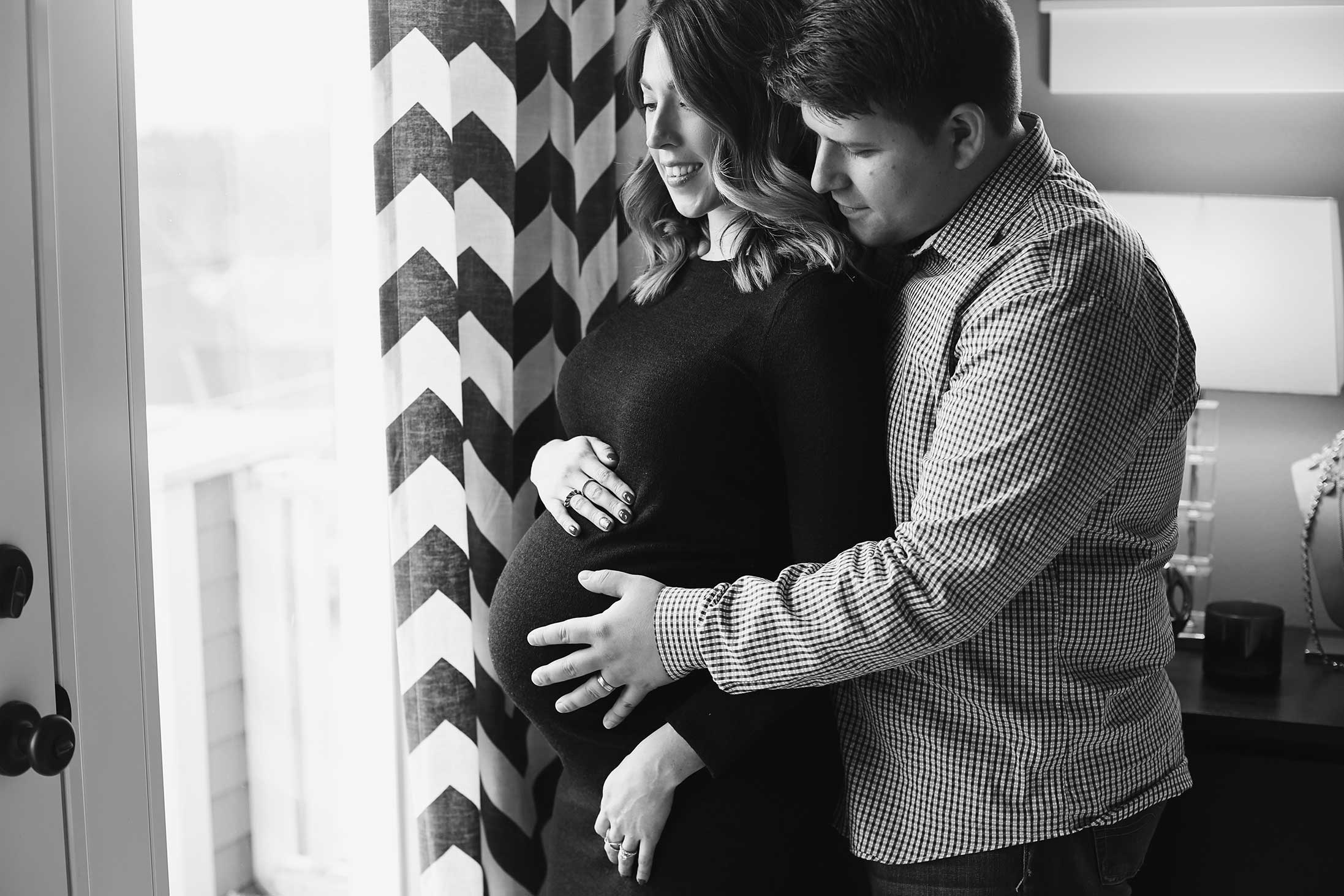 black-and-white-maternity-at-home-portland
