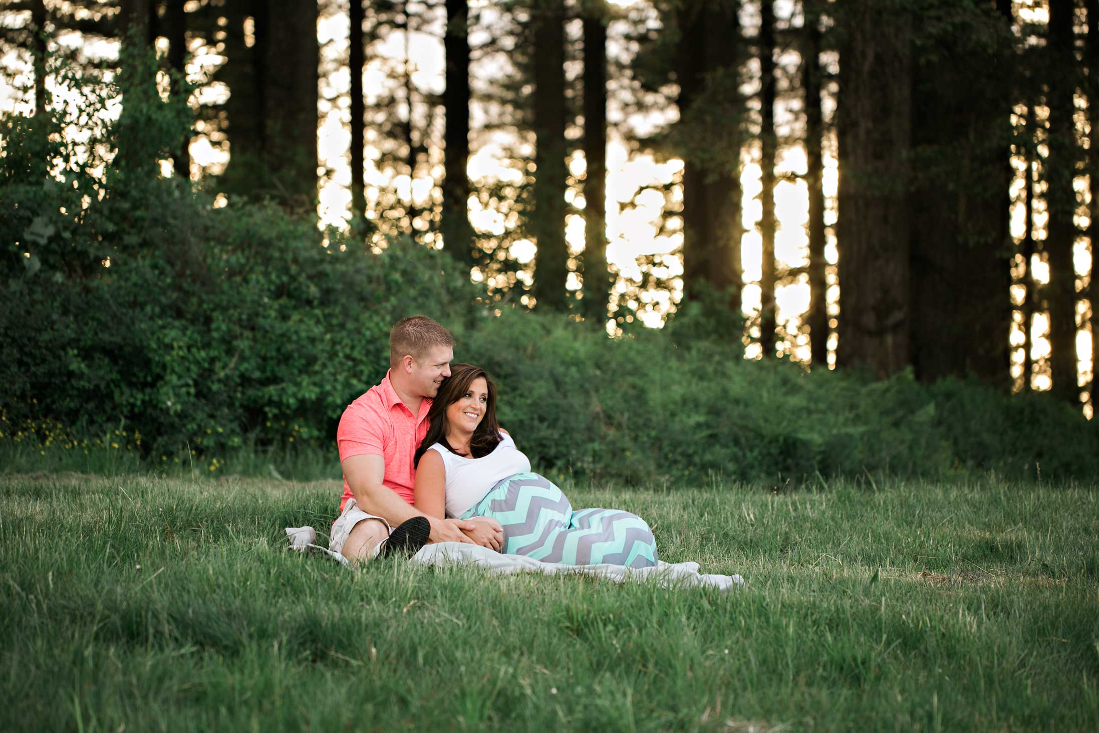 grassy-park-maternity-cuddles-forest-sunshine-pregnancy